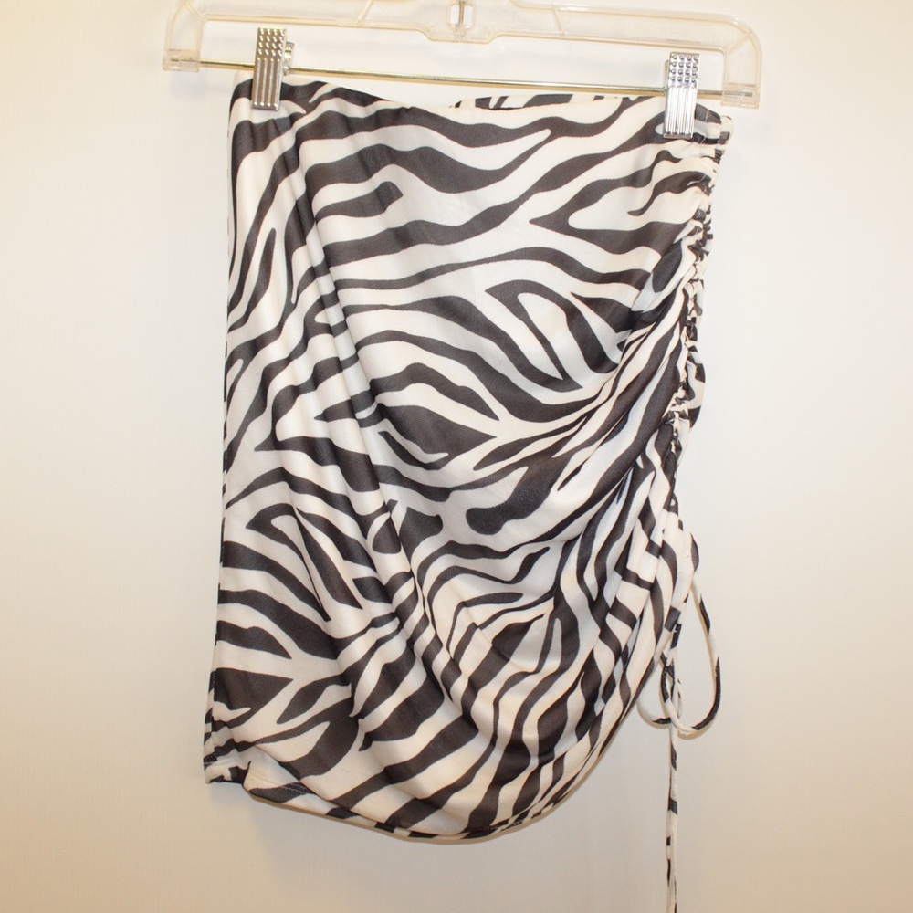 Princess Polly SIZE:2 Zebra Mini Skirt with adjustable ruching at the side.